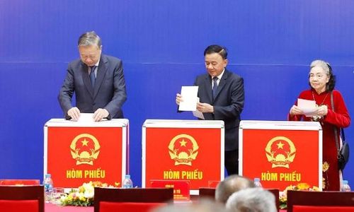  Tổng Bí thư Tô Lâm cùng Thường trực Ban Bí thư Trần Cẩm Tú bỏ phiếu tại điểm bầu cử số 2, phường Ba Đình, Hà Nội. Ảnh: TTXVN. 