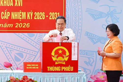 Chủ tịch Quốc hội Trần Thanh Mẫn bỏ phiếu tại điểm bỏ phiếu số 14, xã Hóc Môn, Thành phố Hồ Chí Minh. Ảnh: TTXVN. 