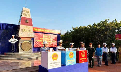 Cử tri ở điểm bỏ phiếu số 14, đặc khu Trường Sa bỏ phiếu đại biểu Quốc hội khóa XVI và đại biểu HĐND các cấp nhiệm kỳ 2026/2031.