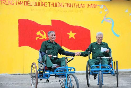 Cử tri Đinh Văn Bách (bên phải, thương binh hạng 1/4, tỉ tệ thương tật 91%) và cử tri Vũ Văn Thắng (thương binh hạng 1/4, tỉ tệ thương tật 91%), Trung tâm điều dưỡng thương binh Thuận Thành, Bắc Ninh tham gia bầu cử đại biểu Quốc hội và đại biểu Hội đồng nhân dân các cấp nhiệm kỳ 2026–2031.