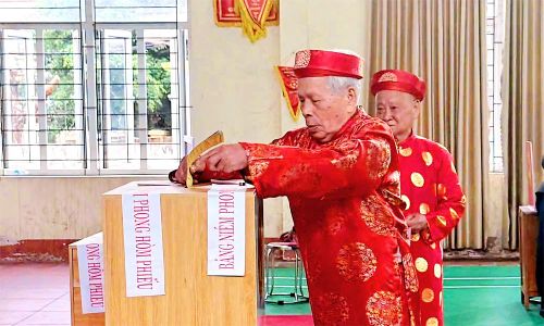 Các cụ cao niên phường Nếnh, tỉnh Bắc Ninh tham gia bầu cử.