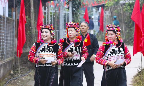 Đồng bào dân tộc Hà Nhì ở Sín Thầu, tỉnh Điện Biên rực rỡ trang phục truyền thống đến điểm bầu cử.