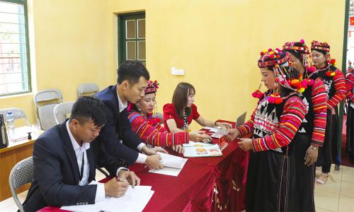 Tại xã biên giới Sín Thầu, tỉnh Điện Biên, đông đảo cử tri các dân tộc trong trang phục truyền thống đến các điểm bỏ phiếu từ sớm.