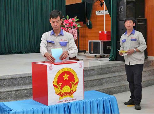  Công nhân làm việc tại Khu công nghiệp Quế Võ bỏ phiếu tại Khu vực bỏ phiếu số 6, tổ dân phố Hà Liễu, phường Phương Liễu. 