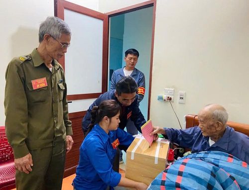 Thành viên Tổ Bầu cử đưa hòm phiếu phụ đến gia đình để cụ Nguyễn Văn Kha (97 tuổi) ở thôn Cẩm Xuyên , xã Xuân Cẩm thực hiện quyền, nghĩa vụ của cử tri.