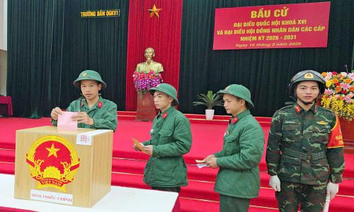  Chiến sĩ mới thuộc Tiểu đoàn bộ binh 2, Trường bắn Quốc gia khu vực 1 đi bầu cử. 