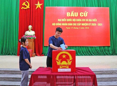  Cử tri Nguyễn Quốc Anh (sinh năm 2007) và cử tri Nguyễn Hoài Nhi (sinh năm 2006), tổ dân phố Hòa Đình, phường Võ Cường phấn khởi khi lần đầu tiên thực hiện quyền công dân tại Tổ Bầu cử số 6 (phường Võ Cường). 