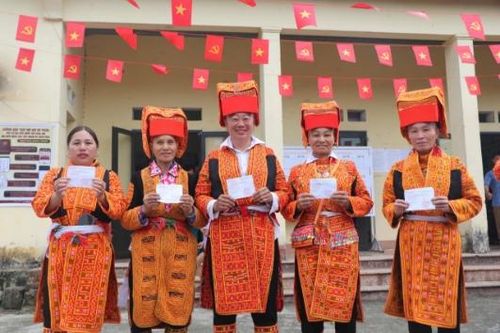  Cử tri thôn Tuấn Sơn, xã Tuấn Đạo tham gia bầu cử. Ảnh CTV 