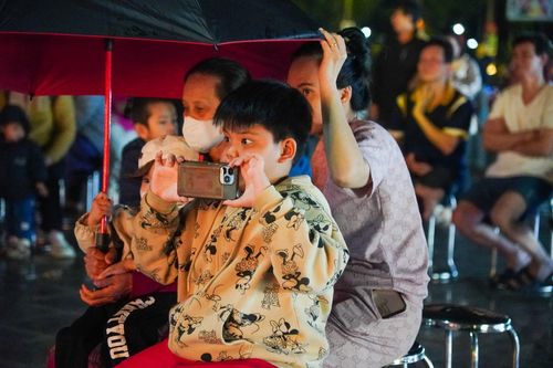 Chương trình thu hút nhiều người dân đến xem và cổ vũ. Ảnh: ĐOÀN HẠO LƯƠNG