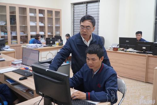 Lãnh đạo Sở Nội vụ chỉ đạo cán bộ Phòng Xây dựng chính quyền và Công tác thanh niên theo dõi danh sách tổng hợp cử tri đi bầu cử.