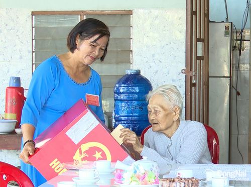 Mẹ Việt Nam anh hùng Phạm Thị Ba tự tay bỏ phiếu bầu cử vào hòm phiếu di động của tổ bầu cử. Ảnh: Quý Son