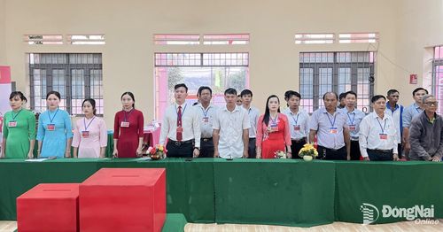 Tỉnh ủy viên, Bí thư Đảng ủy, Chủ tịch HĐND xã, Trưởng Ban bầu cử xã Trần Hoàng Trực dự khai mạc tại khu vực bỏ phiếu số 5, Nhà văn hóa ấp 8C. Ảnh: Thanh Tuyền