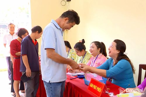 Cử tri là công nhân lao động tham gia bỏ phiếu tại các điểm bỏ phiếu ở phường Biên Hòa. Ảnh: CTV