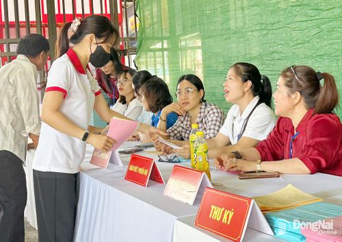 Công nhân viên Công ty Cổ phần hữu hạn Vedan Việt Nam tại khu vực bỏ phiếu xã Phước Thái, tỉnh Đồng Nai. Ảnh: CĐCC