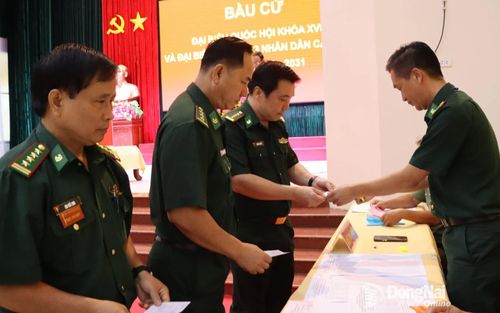 Thủ trưởng Ban Chỉ huy Bộ đội Biên phòng tỉnh nhận phiếu bầu cử. Ảnh: Nguyệt Hà