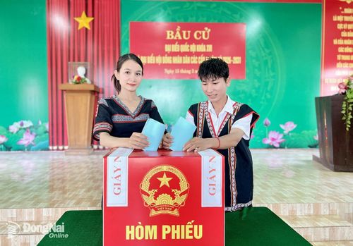 Cử tri ấp 8C, xã Lộc Thạnh phấn khởi đi bỏ phiếu bầu cử. Ảnh: Thanh Tuyền