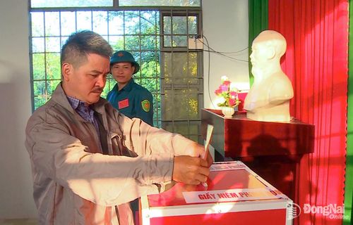 Cử tri ấp Đồng Tâm 1, xã Đồng Tâm bỏ phiếu bầu cử. Ảnh: Ngọc Thuận