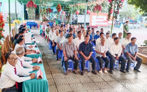 Các đại biểu và cử tri tham dự lễ khai mạc tại Khu vực bỏ phiếu số 11, Đơn vị bầu cử số 3, ấp Tân Phú 7, xã Tân Phú. Ảnh: Tiến Khang
