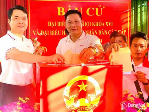 Công nhân viên Công ty Cổ phần hữu hạn Vedan Việt Nam tại Khu vực bỏ phiếu xã Phước Thái, tỉnh Đồng Nai. Ảnh: CĐCC