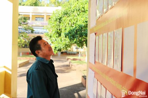 Cử tri Thổ Lót nghiên cứu danh sách các ứng cử viên. Ảnh: Vương Thế