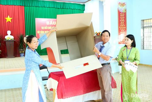 Kiểm tra hòm phiếu trước khi tổ chức bầu cử. Ảnh: Vương Thế