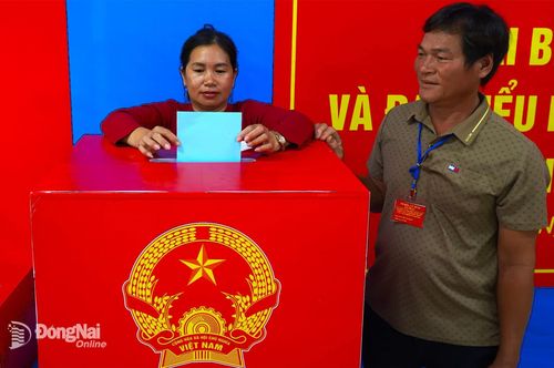 Cử tri Lê Thị Út bỏ phiếu tại khu vực bỏ phiếu số 20 (điểm Trường tiểu học, THCS Mã Đà - Phân hiệu Suối Tượng, ấp Suối Tượng, xã Trị An). Ảnh: An Nhơn