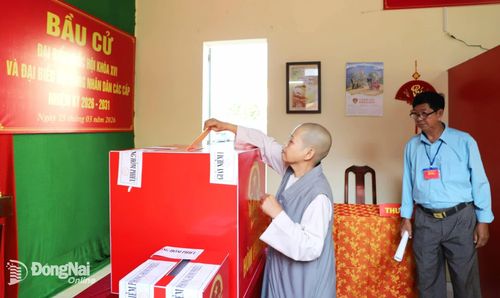 Ni sư chùa Đại Giác tham gia bỏ phiếu tại Khu vực bầu cử số 42, phường Trấn Biên. Ảnh: B.Nguyên