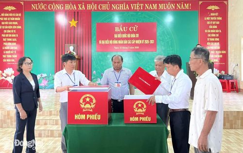 Thành viên tổ bầu cử kiểm tra hòm phiếu. Ảnh: Thanh Tuyền