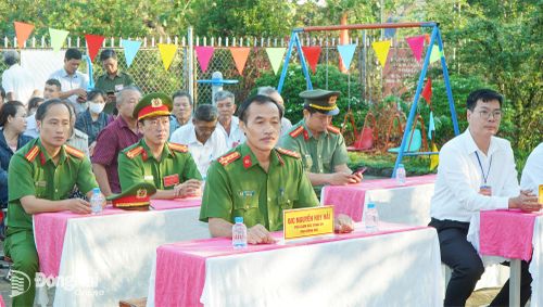 Các đại biểu tham dự lễ khai mạc bầu cử tại Khu vực bỏ phiếu số 3, Nhà văn hóa ấp 2, xã Thanh Sơn. Ảnh: Lê Trung