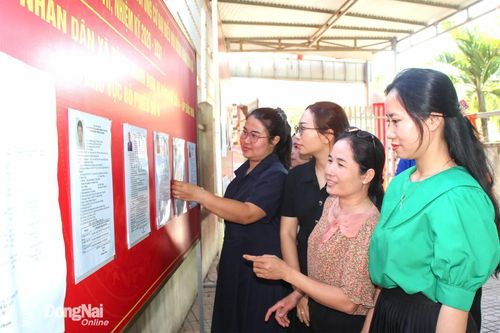 Cử tri xã Bình Minh xem danh sách tiểu sử ứng cử viên. Ảnh: Hồ Thảo