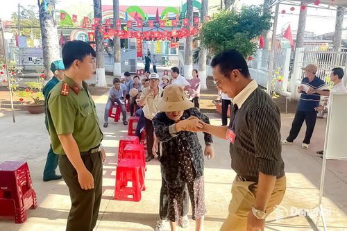 Các thành viên Tổ bầu cử số 9 hỗ trợ người dân đến thực hiện bỏ phiếu. Ảnh: Minh Anh