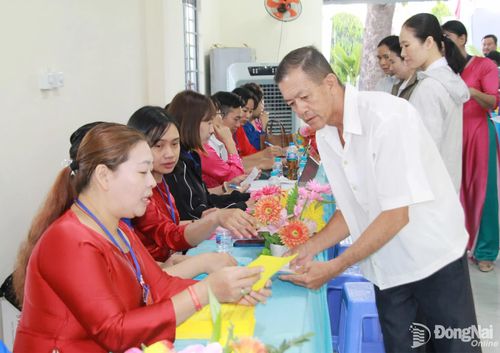 Cử tri được hướng dẫn, giải đáp thắc mắc trước khi bầu cử. Ảnh: Nga Sơn