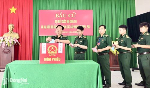 Cử tri Đồn Biên phòng Cửa khẩu Quốc tế Hoa Lư thực hiện quyền công dân trong ngày hội non sông. Ảnh: Thanh Tuyền