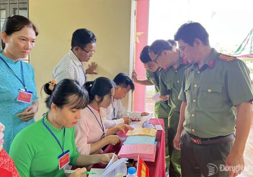 Cấp phát phiếu bầu cử cho cử tri. Ảnh: Thanh Tuyền