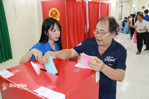 Cử tri phường Hố Nai thực hiện quyền bầu cử. Ảnh: Nga Sơn
