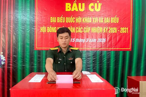 Cử tri Phòng hóa 38 - Quân khu 7 trực tiếp đi bầu cử tại Tổ bầu cử số 10, khu phố Núi Tung, phường Bình Lộc. Ảnh: Minh Anh