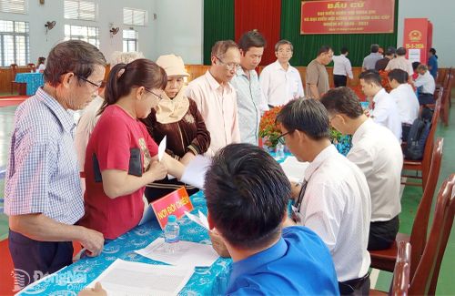 Đông đảo cử tri tham gia bầu cử. Ảnh: Tiến Thụ