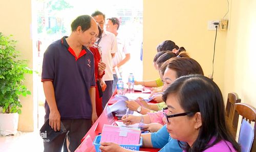 Cử tri đi bầu cử tại các điểm ở phường Biên Hòa. Ảnh: CTV