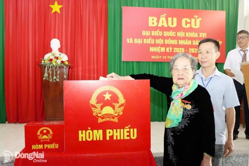 Mẹ Việt Nam anh hùng Trần Thị Kim Vệ tham dự lễ khai mạc và bỏ lá phiếu đầu tiên tại Khu vực bỏ phiếu số 1 (Nhà Văn hóa ấp Trung Hưng).