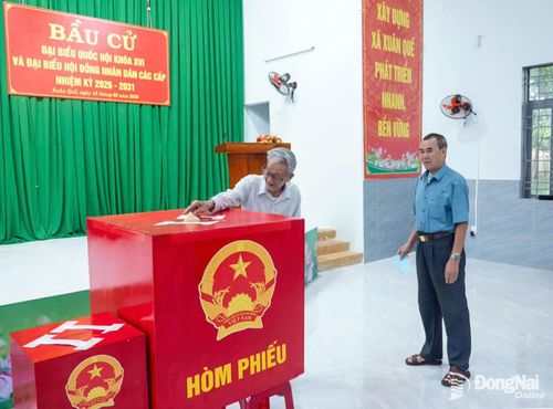 Cử tri xã Xuân Quế bỏ phiếu bầu đại biểu Quốc hội khóa XVI và đại biểu HĐND các cấp nhiệm kỳ 2026-2031. Ảnh: Xuân Lượng