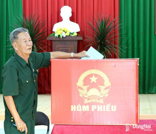 Cựu chiến binh Nguyễn Văn Quê bỏ phiếu bầu cử đại biểu Quốc hội và đại biểu HĐND các cấp. Ảnh: Vương Thế