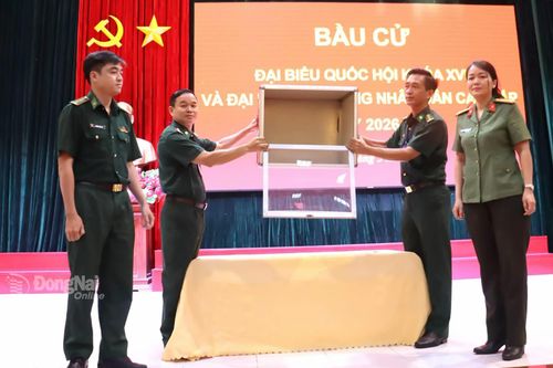 Tổ trưởng và các thành viên Tổ bầu cử số 16 kiểm tra hòm phiếu trước khi cử tri bỏ phiếu bầu cử. Ảnh: Nguyệt Hà