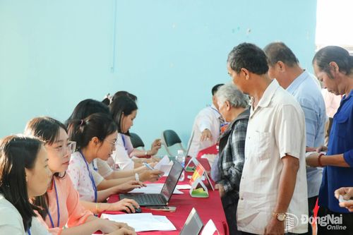Thành viên tổ bầu cử hướng dẫn cử tri thực hiện quy trình bỏ phiếu. Ảnh: Vương Thế