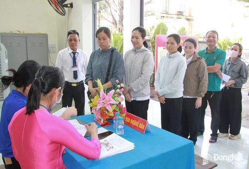 Cử tri phường Hố Nai xếp hàng ngay ngắn tại Khu vực bỏ phiếu số 21 phường Hố Nai. Ảnh: Nga Sơn