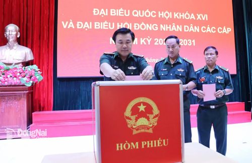 Thủ trưởng Ban Chỉ huy Bộ đội Biên phòng tỉnh bỏ phiếu bầu cử. Ảnh: Nguyệt Hà