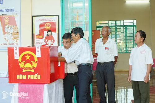 Kiểm tra hòm phiếu trước khi thực hiện việc bỏ phiếu. Ảnh: Lê Trung