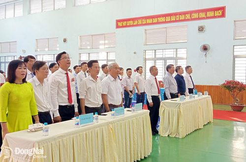 Các đại biểu và cử tri dự lễ khai mạc tại Khu vực bỏ phiếu số 6. Ảnh: Tiến Thụ