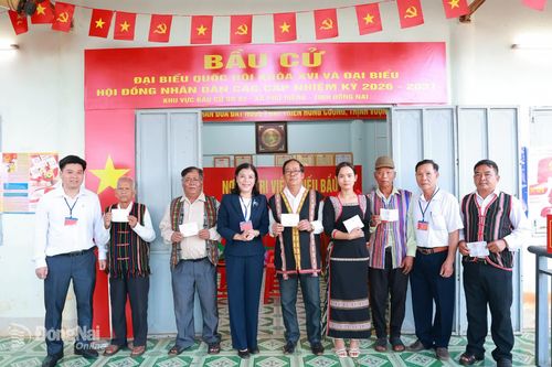 Tỉnh ủy viên, Bí thư Đảng ủy, Chủ tịch HĐND xã Phú Riềng Nguyễn Thị Xuân Hòa và các cử tri thôn Phú Bình, xã Phú Riềng trong ngày bầu cử. Ảnh: Vũ Nguyện
