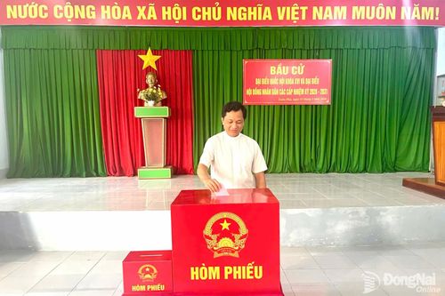 Cử tri xã Xuân Phú đi bầu cử. Ảnh: CTV
