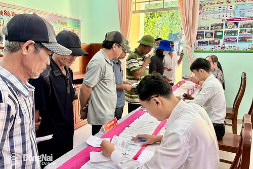Cử tri xã Thanh Sơn tham gia bỏ phiếu. Ảnh: Lê Trung